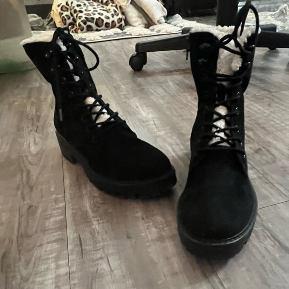 Suede Shearling Lace Up Boot // Winter Combat Boot // Lug Sole - Picture 6 of 8